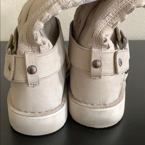 UGG Boots - cream/off white leather,size 6 1/2 or7 - Picture 6 of 8